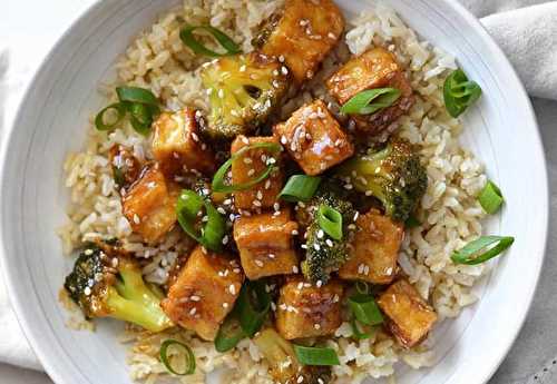 Une délicieuse recette facile de tofu frit au sésame et brocoli!