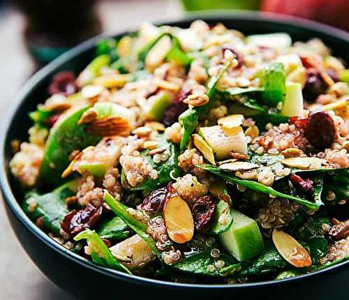Une délicieuse salade santé au quinoa, pommes et amandes très facile à faire!