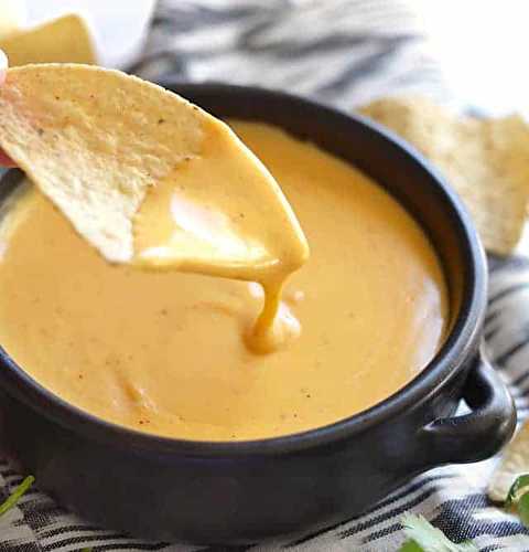 Une délicieuse sauce au fromage maison pour tremper ses nachos!