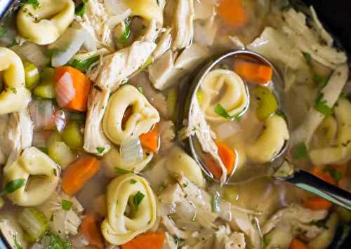 Une excellente soupe-repas au poulet et tortellini dans la mijoteuse!