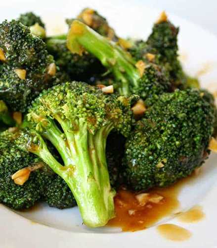 Une recette de brocoli nappée dans une délicieuse sauce asiatique!