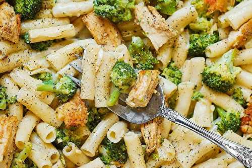 Une recette de pâtes au poulet et brocoli avec une délicieuse sauce Alfredo!