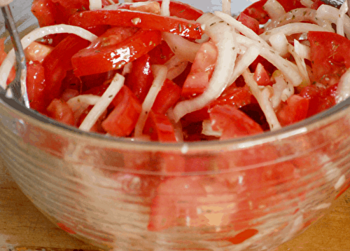 Une recette facile de salade de tomates et d'oignons!