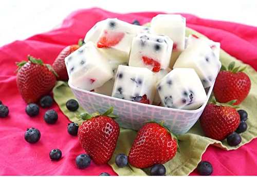 Une recette simple et santé de bouchées de yogourt glacé aux petits fruits!