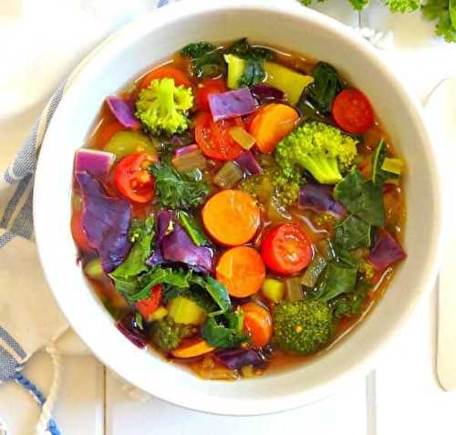 Une recette super santé de soupe détoxifiante aux légumes!
