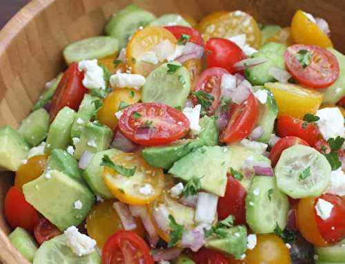 Une salade simple et délicieuse de tomates, concombre et avocat!