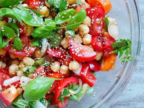 Une salade super santé aux tomates, basilic et pois chiches... miam :)