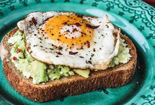 Une toast à l'avocat avec un œuf, un déjeuner qui fait fureur!