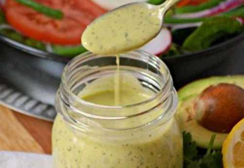 Une vinaigrette au citron et à l'avocat qui est parfaite pour les salades estivales!