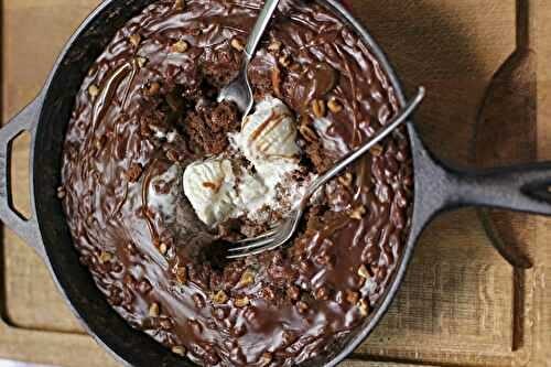 Gâteau moelleux au chocolat dans une casserole