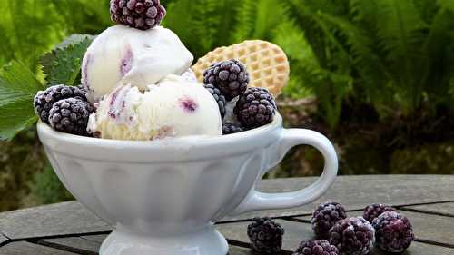 Glace crémeuse et facile à la mûre