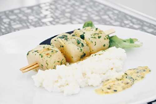 Brochettes de saint-jacques à la citronnelle, pomme-liane et au riz crémeux