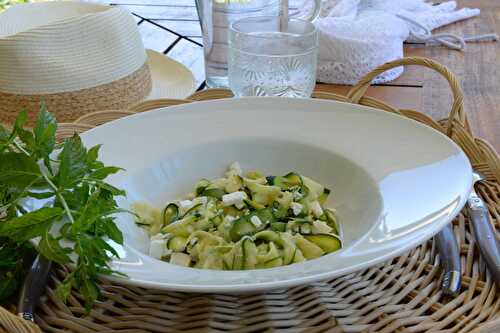 La salade rafraîchissante de courgettes, feta et menthe