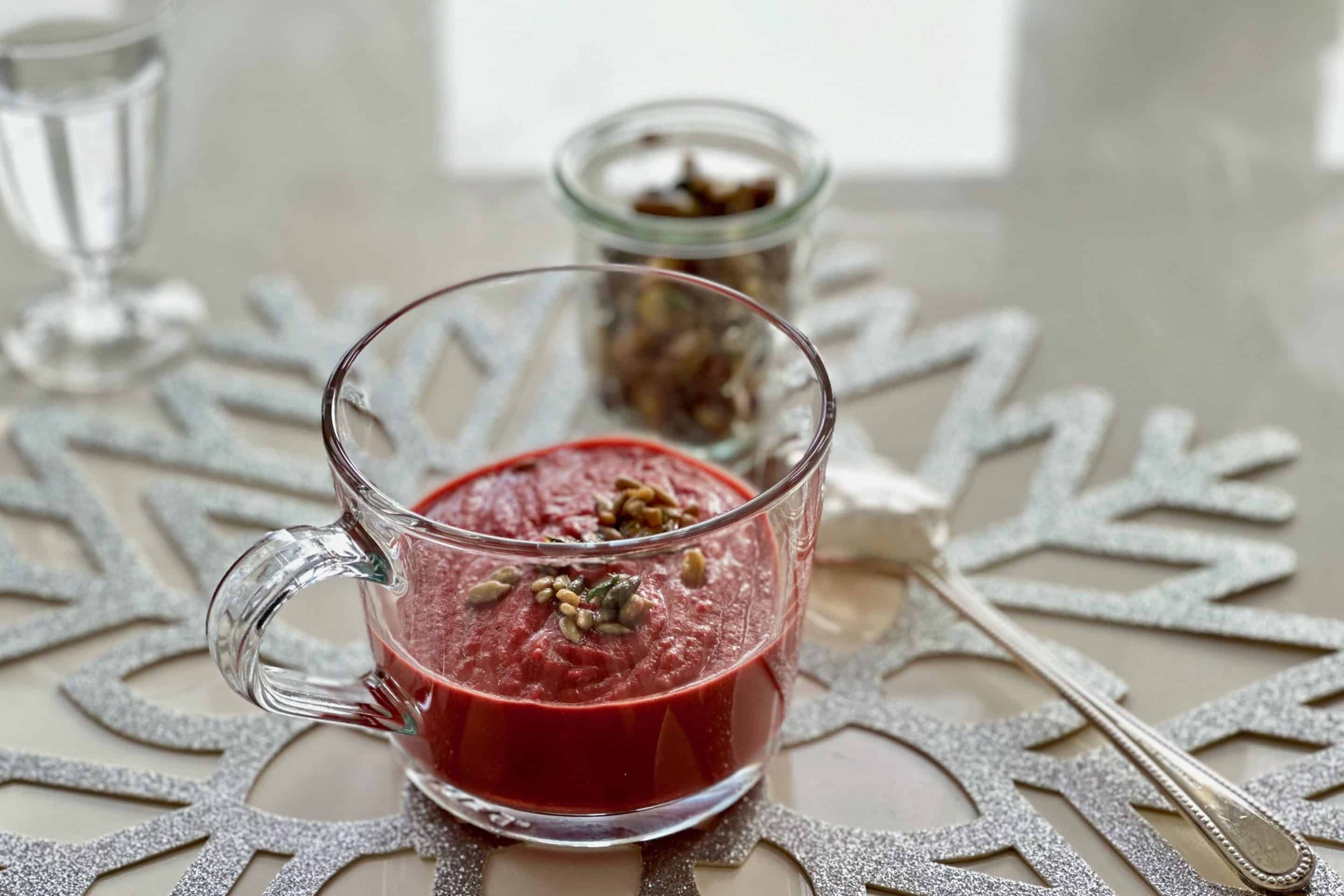 La soupe de betterave fraîche au lait de coco, gingembre et citron vert