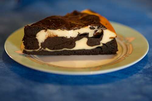 Mariage heureux d'un fondant au chocolat et d'un cheesecake