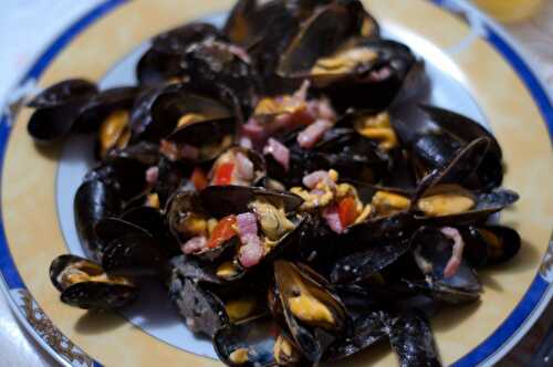 Moules aux lardons, poivrons et sauce sakari basque