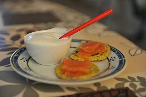 Saumon et ses blinis verts accompagnée de chantilly salée