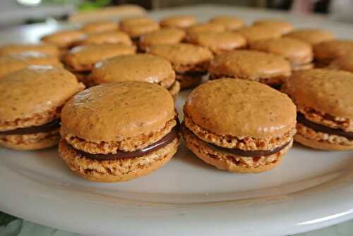 Macarons a la noisette ganache chocolat au lait