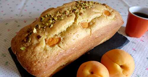 CAKE ABRICOTS AMANDES ET ÉCLATS DE PISTACHES