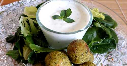 FALAFELS AUX ÉPINARDS ET SAUCE CRÉMEUSE AU FROMAGE BLANC