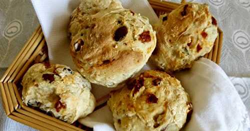 PETITS PAINS AUX GRAINES NOISETTES ET TOMATES SÉCHÉES