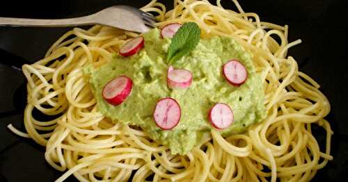 SPAGHETTI A LA CRÈME DE PETITS POIS, MENTHE ET RADIS ROSES