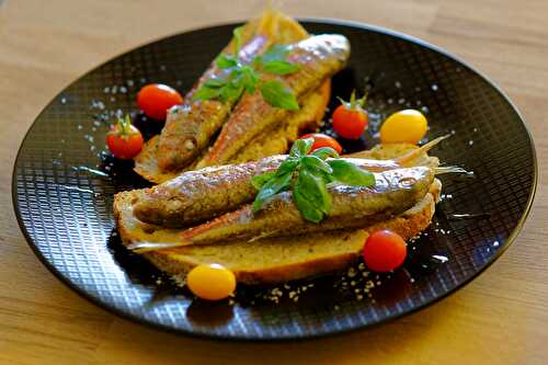 Rougets de roche grillés sur toasts de pain de campagne