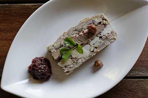 Terrine de poulet aux noisettes, chutney de figues, oignons rouges et vinaigre de Banyuls