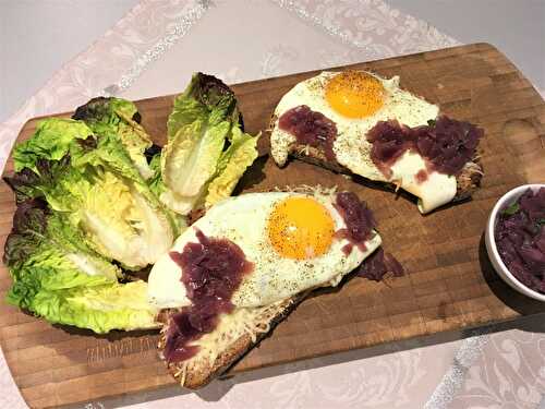 Tartine œuf au plat, oignon confit et emmental