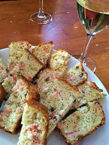 Cake au saumon fumé, ciboulette, aneth et baies roses