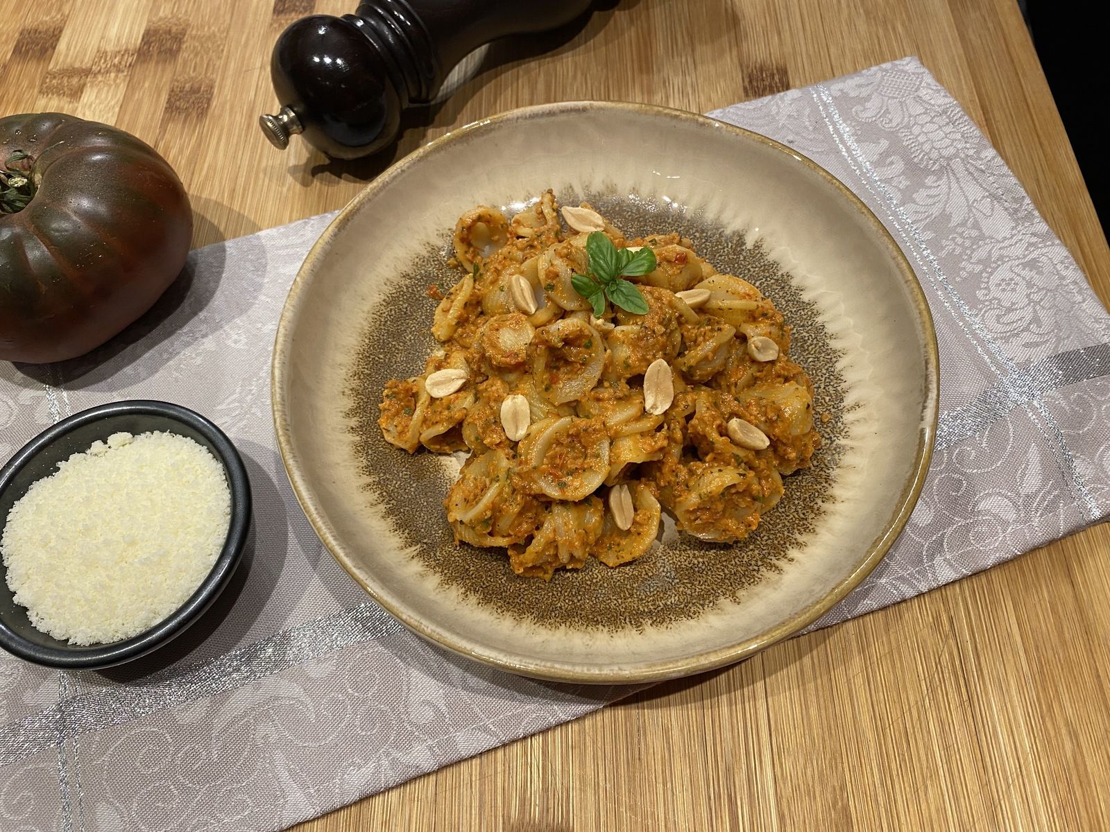 Pâtes, sauce aux tomates rôties et cacahuètes