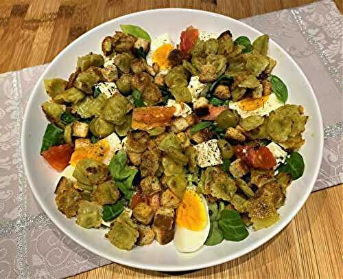 Salade de ravioles, tomate, feta, œuf et olive