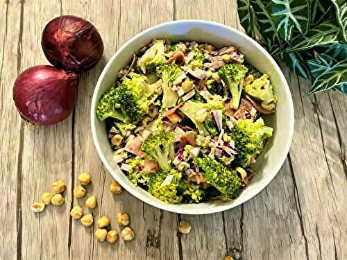 Salade de brocoli au bacon, oignons rouges et noisettes