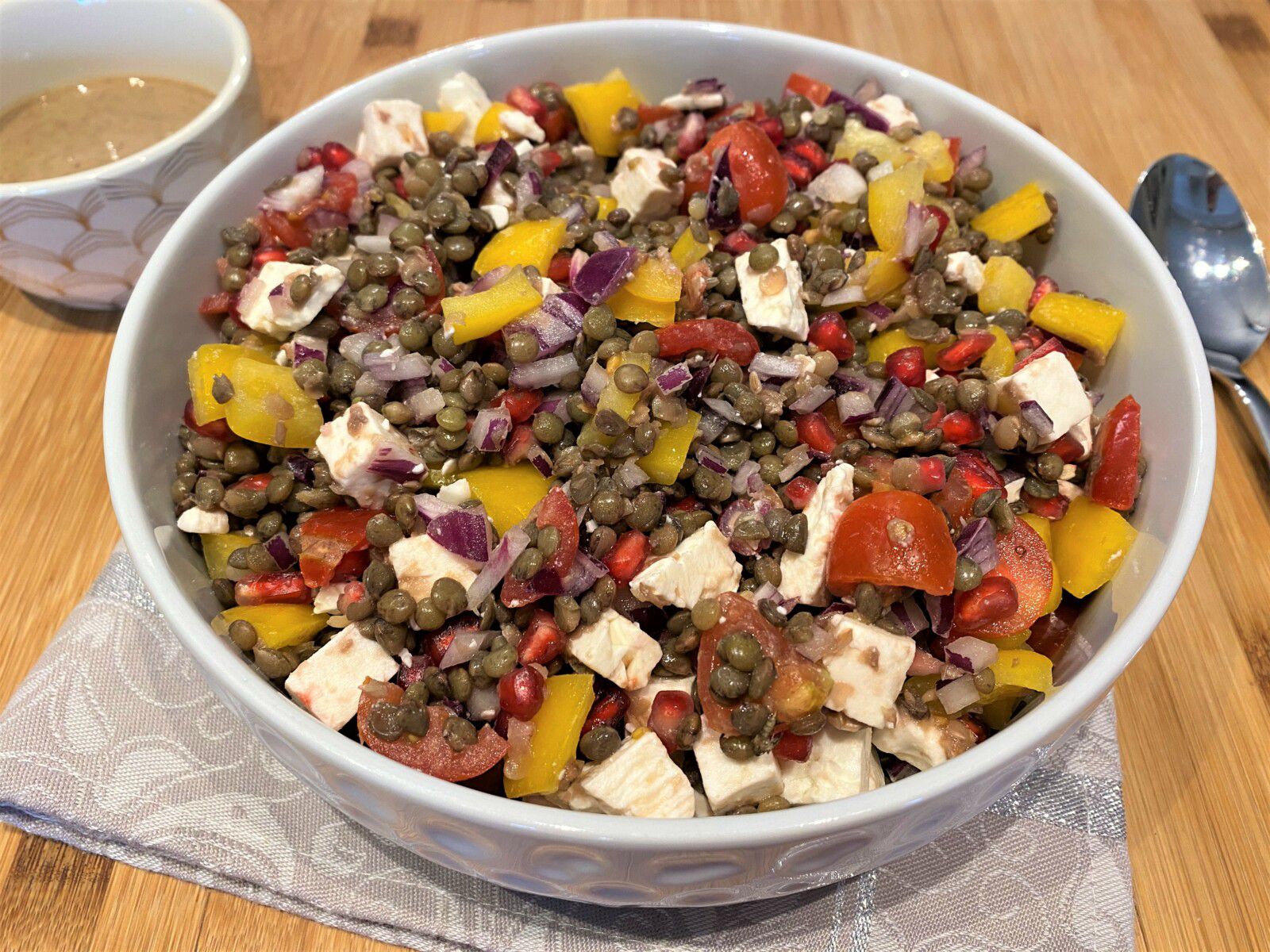 Salade de lentilles, feta, poivron et grenade