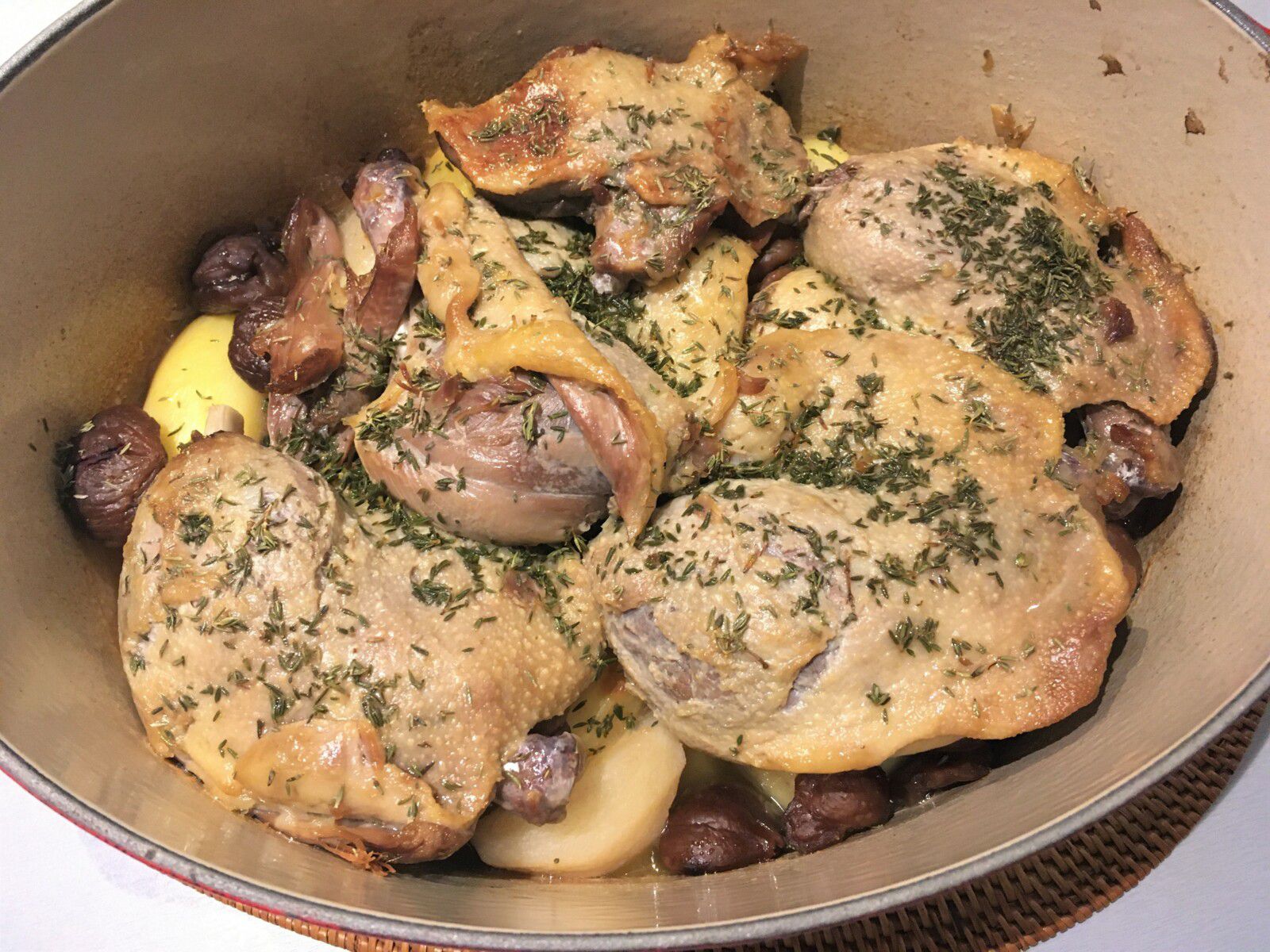 Confit de canard, châtaigne, poire et pomme de terre