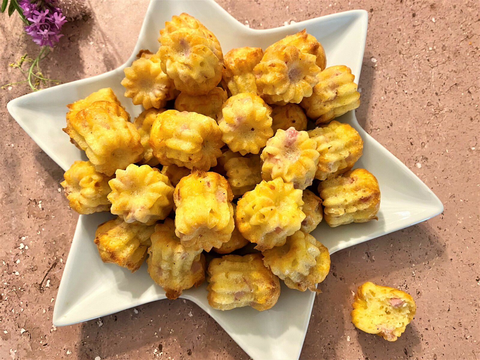 Mini cannelés au parmesan et jambon cru