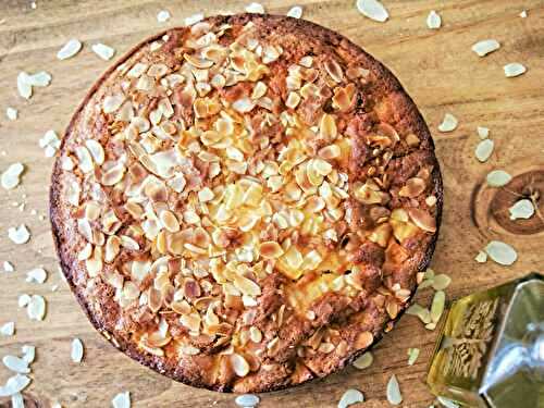 Gâteau au yaourt, amande, pommes et huile d'olive