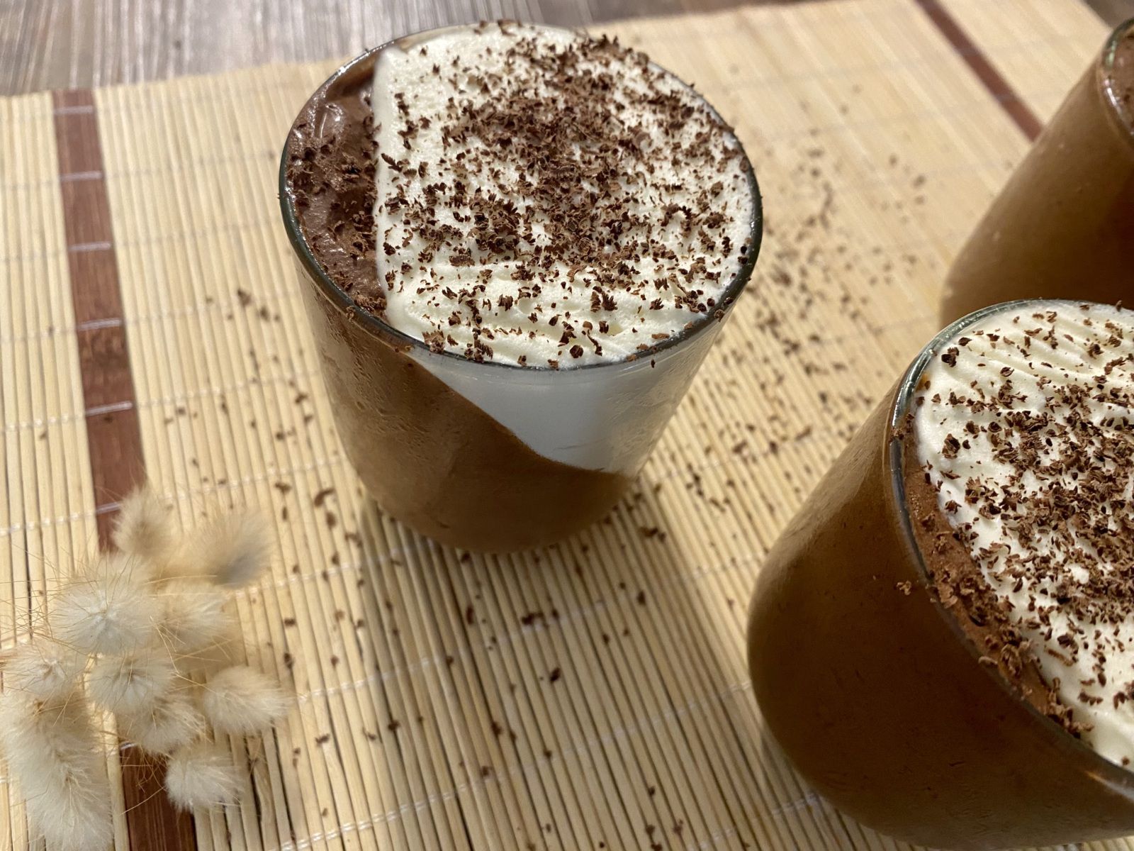 Duo de mousses au chocolat noir et blanc