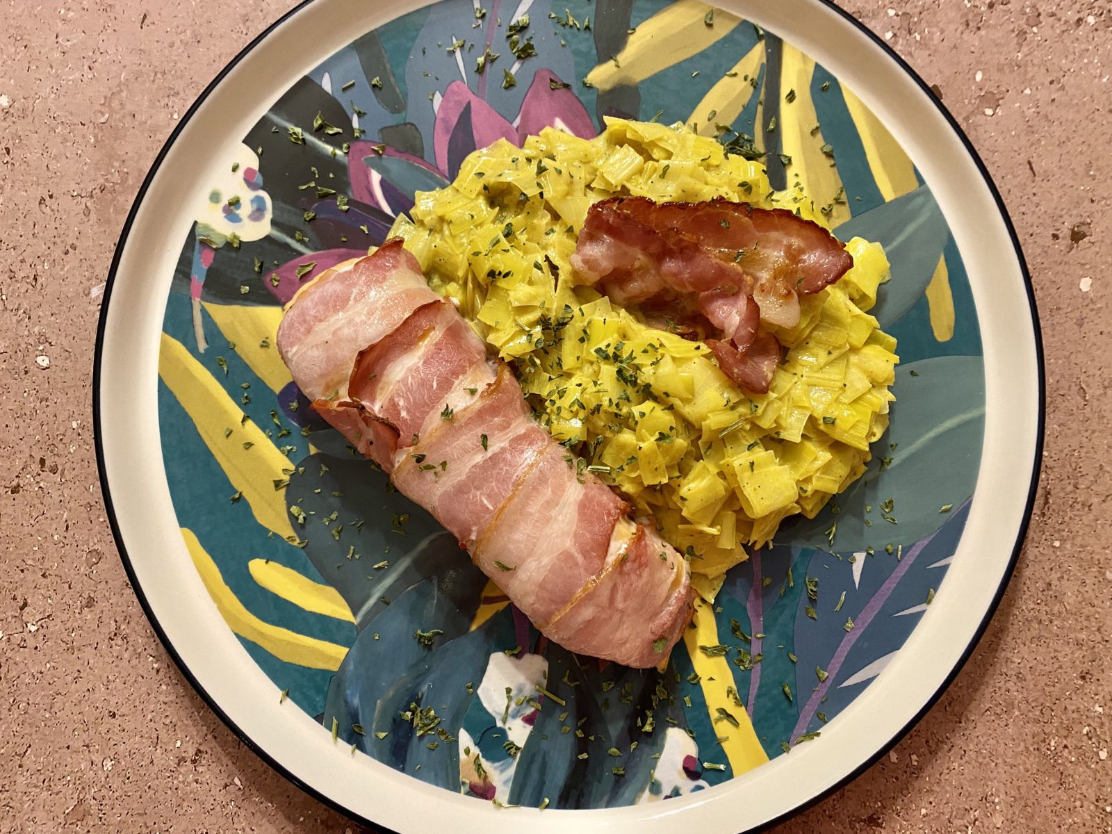 Saumon au lard et sa fondue de poireaux au curry