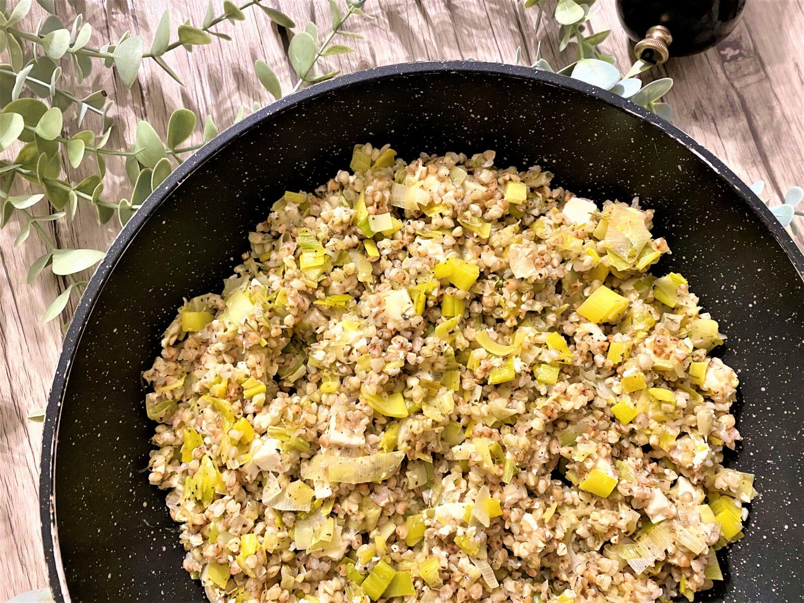 Poêlée de sarrasin aux poireaux et à la feta