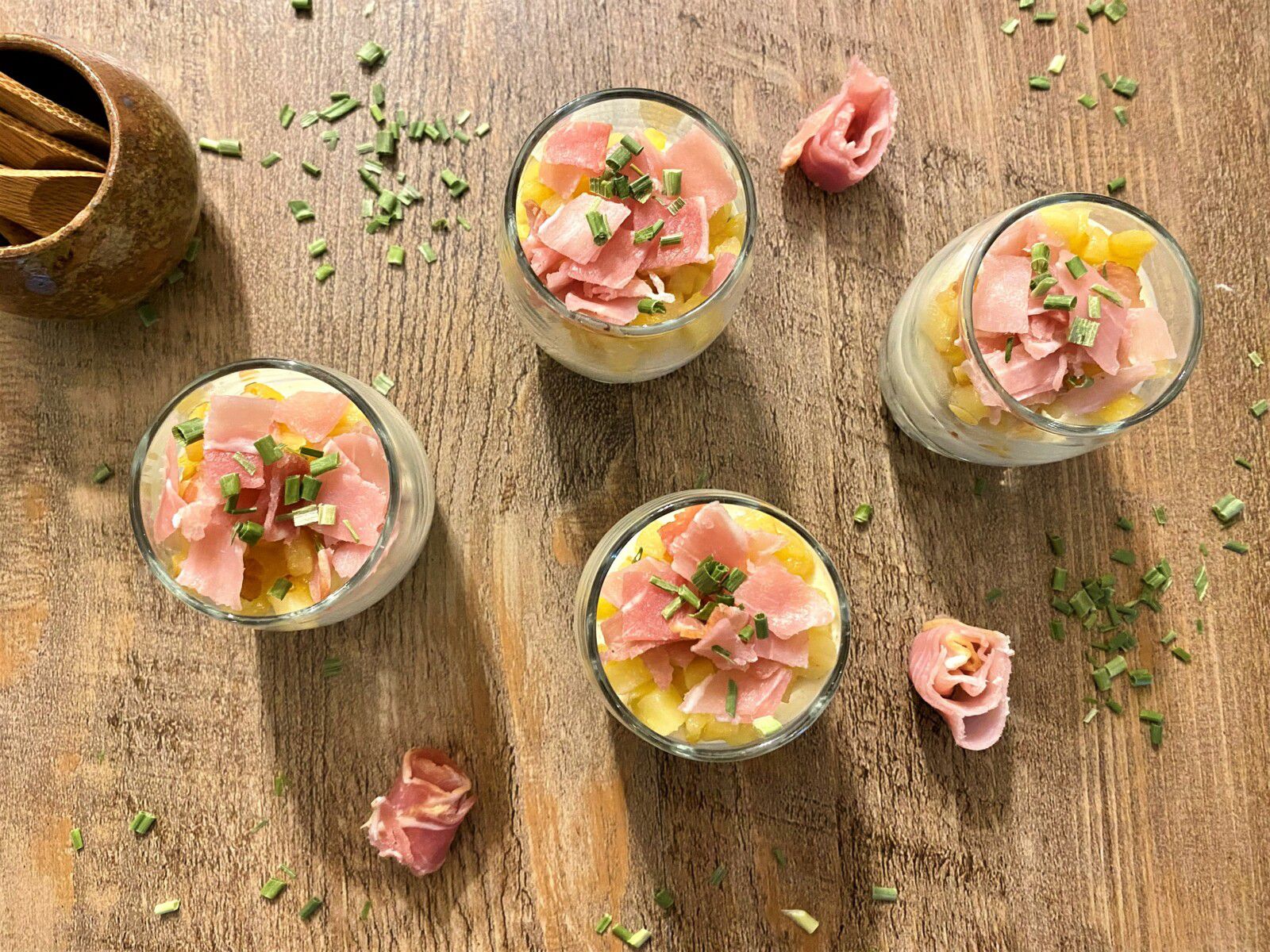 Verrine de mousse de chèvre aux noix, dés de pommes et jambon cru