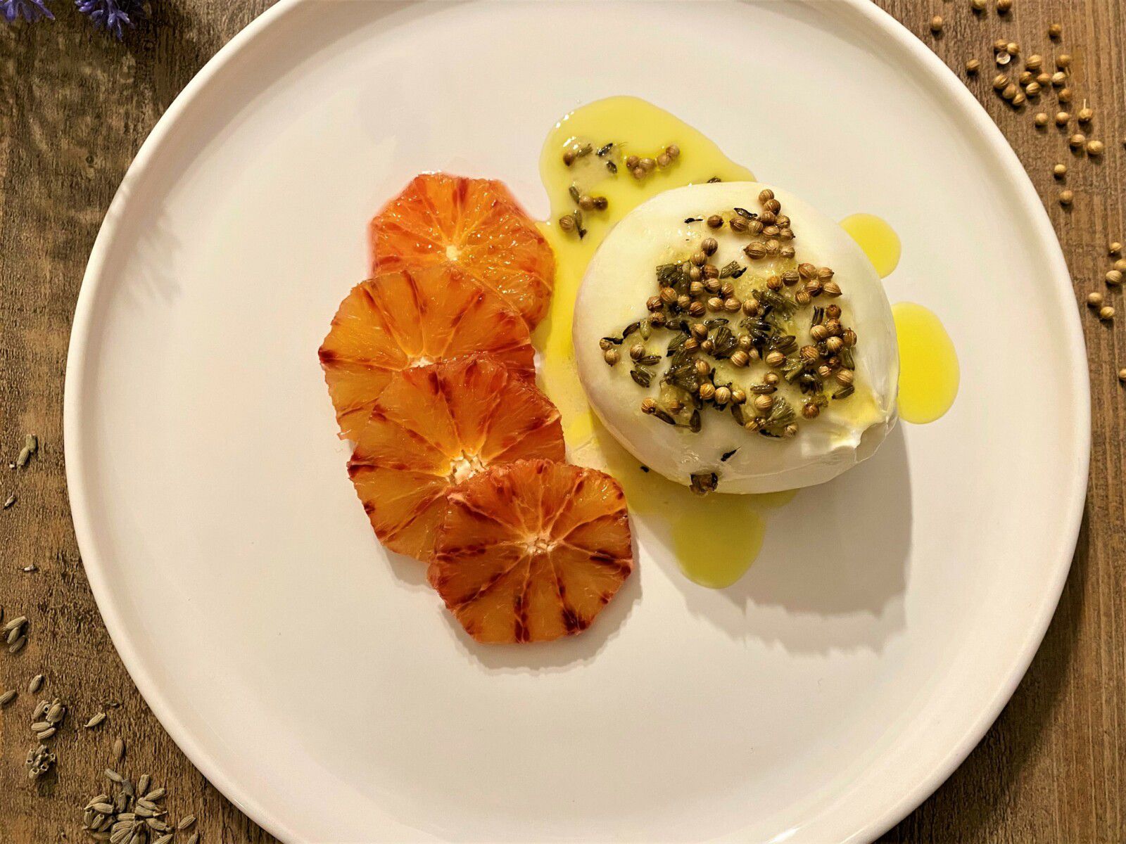 Burrata et oranges sanguines aux graines de coriandre et lavande de Yotam Ottolenghi