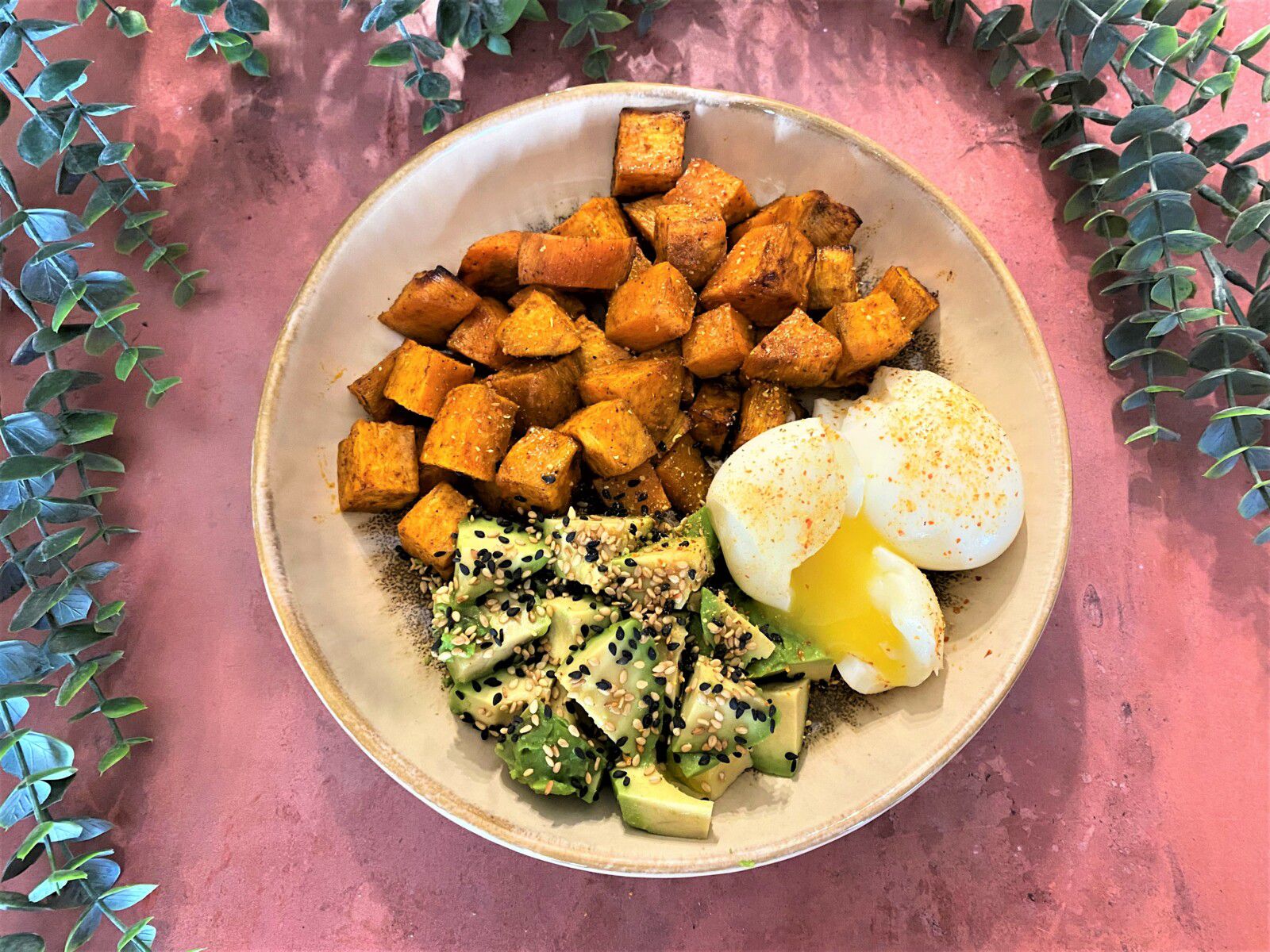 Patate douce, œufs mollet et avocat