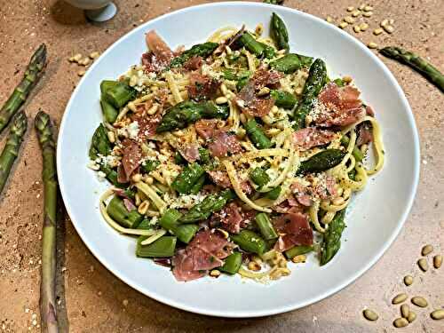 Linguine au jambon de pays, asperges et pignons de pin