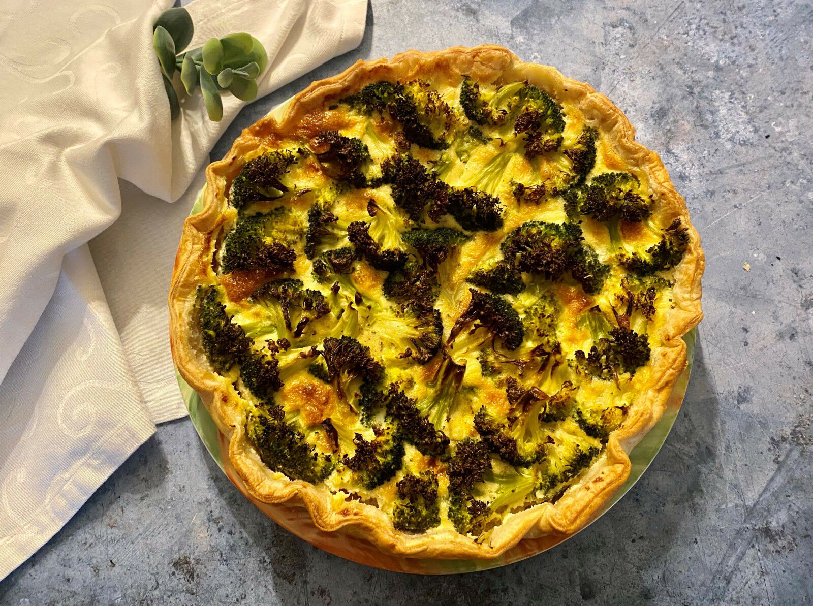Quiche au brocoli, chèvre et jambon