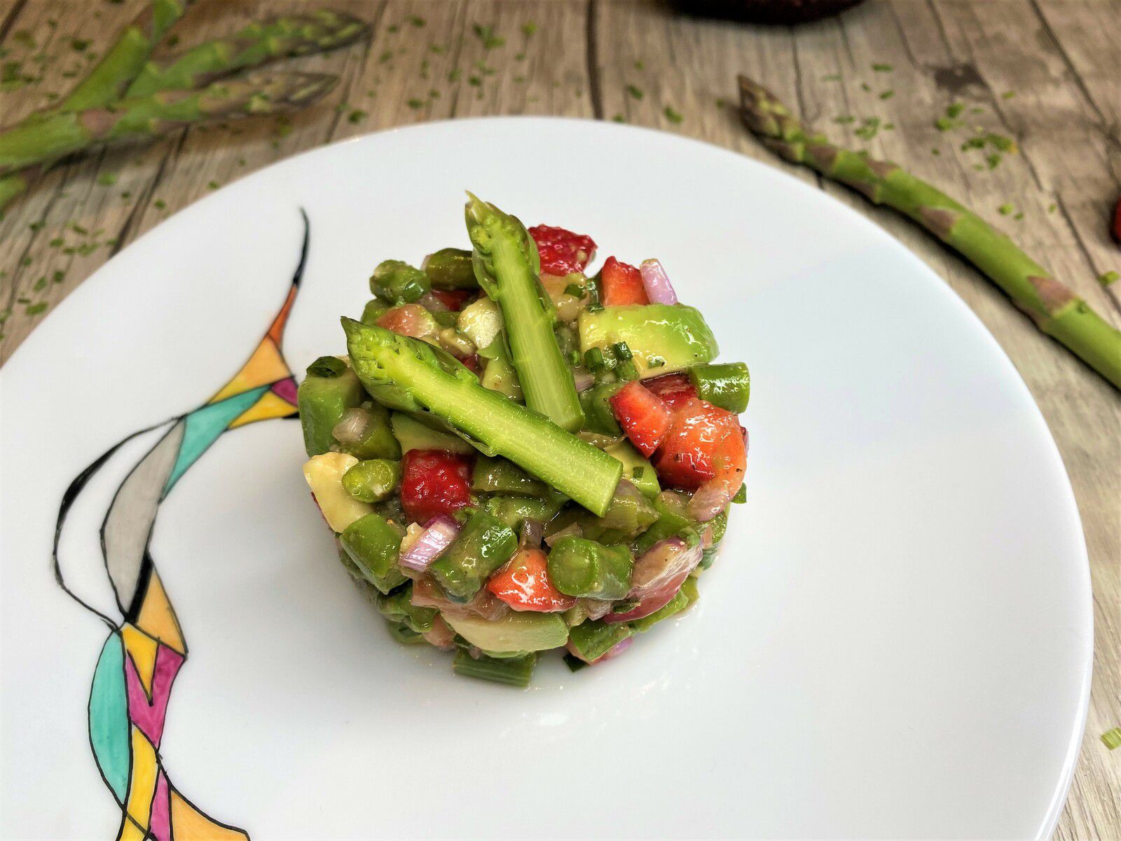 Tartare d’asperges vertes, fraises et avocat