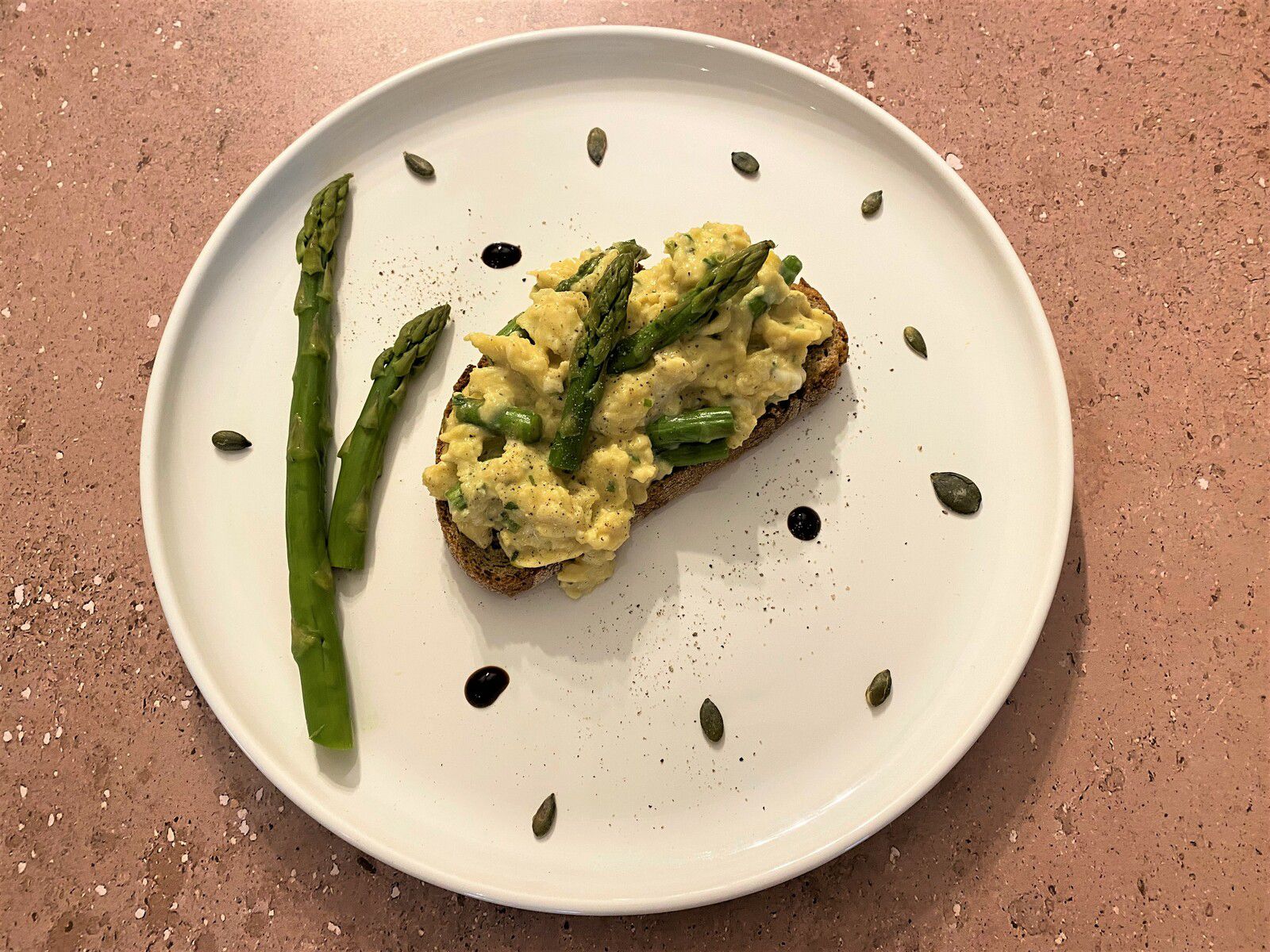 Tartine d’œufs brouillés aux asperges