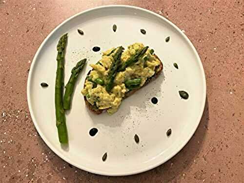 Tartine d’œufs brouillés aux asperges