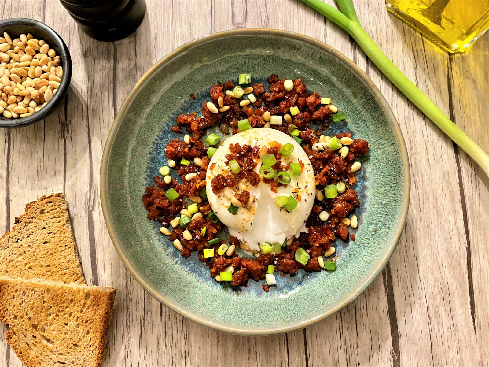Burrata, chorizo grillé, oignon rouge et pignons de pin