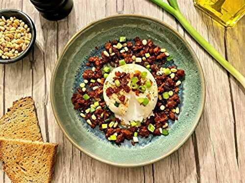 Burrata, chorizo grillé, oignon rouge et pignons de pin